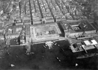 Aerial photography of the Praça do Comércio, before the landfill for the road in front of the square was done (1939).
